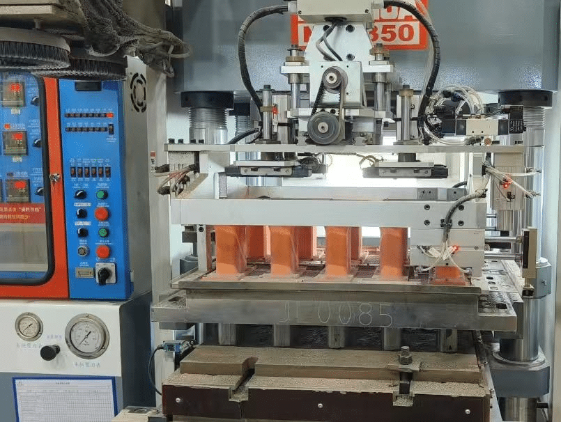 Tuoba automatic material weighing system for brake pad production, industrial batching line ensuring precise formula consistency before molding process
