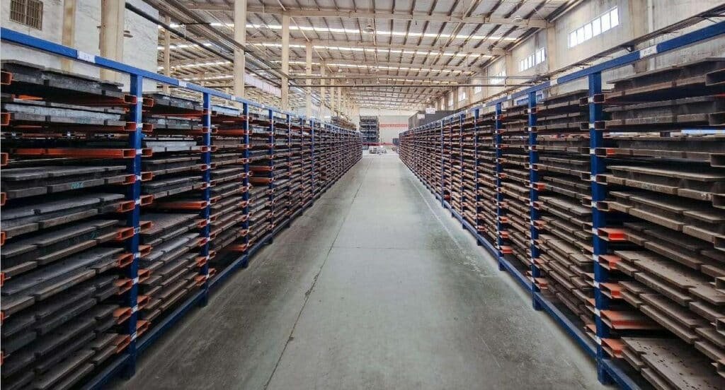 Brake pad manufacturing molds supporting temperature control and production consistency